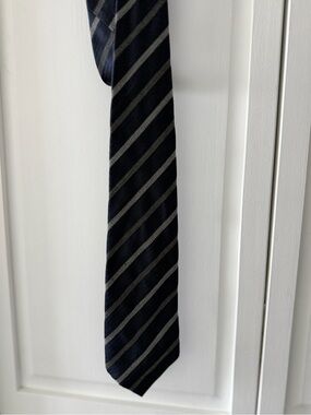 Holt Renfrew Navy Blue Silk Stripe Men's Tie Hand Made in Italy 3 inch